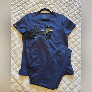 Used Quiet Navy Figs Scrubs Set XS